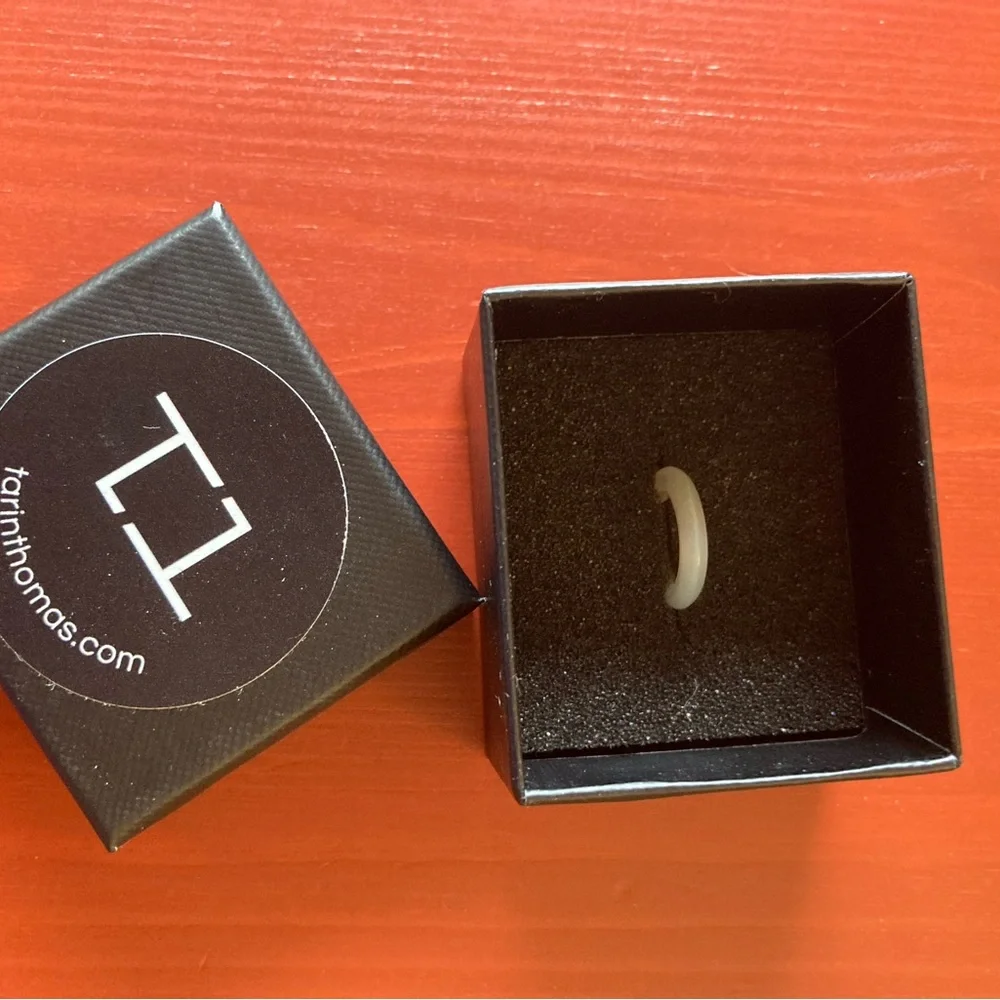 Tarin Thomas Hali mini mother of pearl ear cuff - Picture 2 of 3